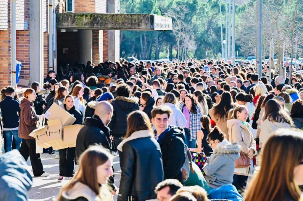 Estudiantes del examen EIR 2024. Foto: MAURICIO SKRYCKY