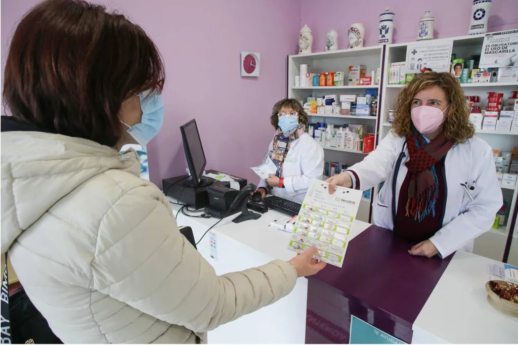 Amor María López, farmacéutica de Barrientos de la Vega, en León prepara SPD para sus pacientes. Foto: CARLOS CASTRO/ARABA PRESS.