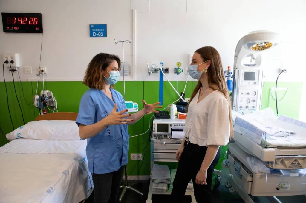 Susana de la Flor, matrona y tutora EIR del Hospital Clínico San Carlos, atiende en la sala de dilatación del Hospital Clínico San Carlos a una de las candidatas EIR en la jornada de puertas abiertas. Foto: SERGIO GONZÁLEZ VALERO