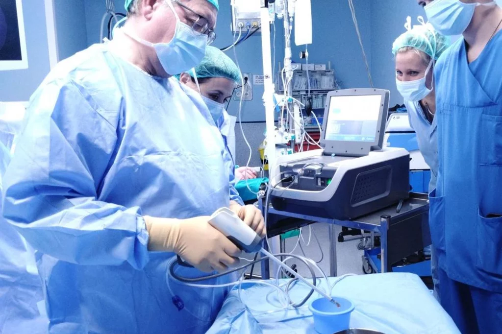 Jesús Moreno, jefe de Urología del Hospital Clínico de Madrid, llevando a cabo la técnica con vapor de agua. Foto: HOSPITAL CLÍNICO. 