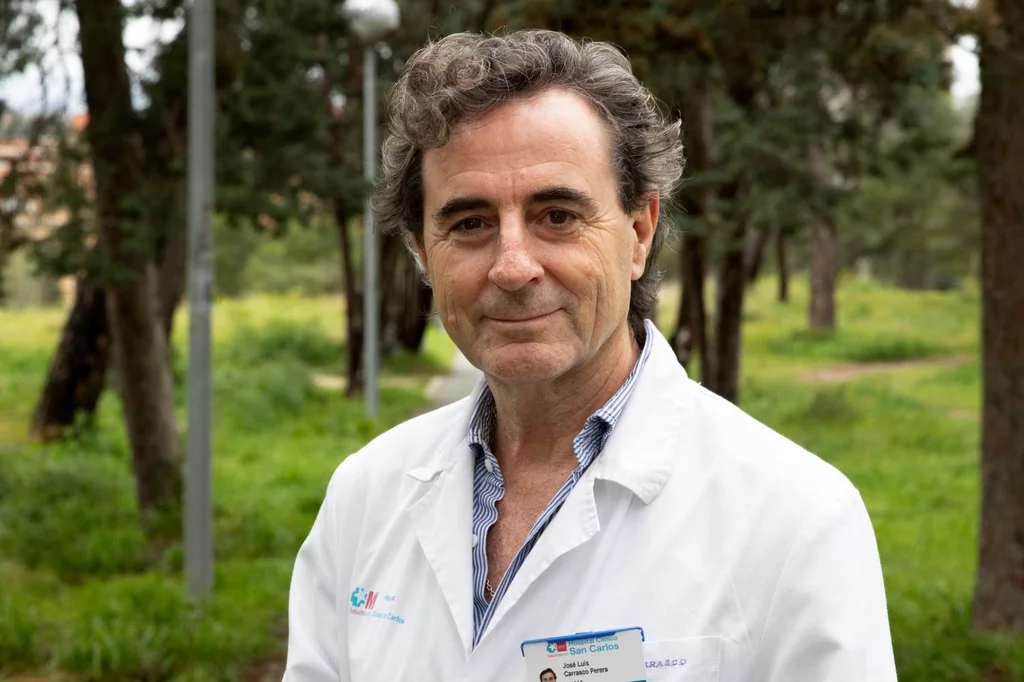 José Luis Carrasco, en uno de los pasillos del Hospital Clínico San Carlos de Madrid. Foto: SERGIO GONZÁLEZ VALERO