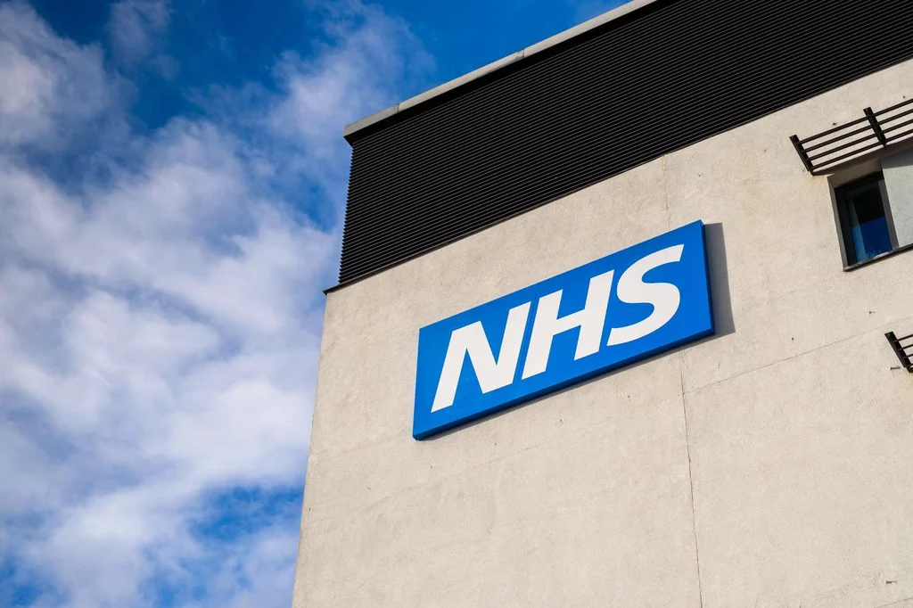 Señalización del NHS (National Health Service) en un centro sanitario de Warrington, Cheshire. Foto: SHUTTERSTOCK