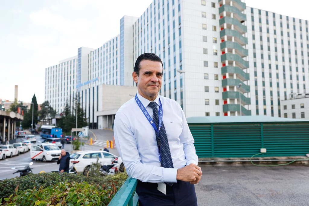 Nicolás Moreno, jefe de Cirugía Torácica del Hospital Ramón y Cajal, uno de los centros que lleva a cabo implante de prótesis personalizadas. Foto: BERNARDO DÍAZ. 