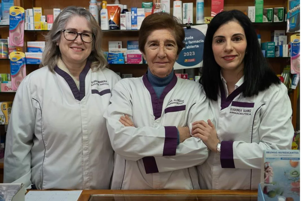 Sonia Herbera (auxiliar), Ana Aldecoa (titular) y Covadonga Suárez Aldecoa (adjunta), en la farmacia de Pomar de Cinca (Huesca).