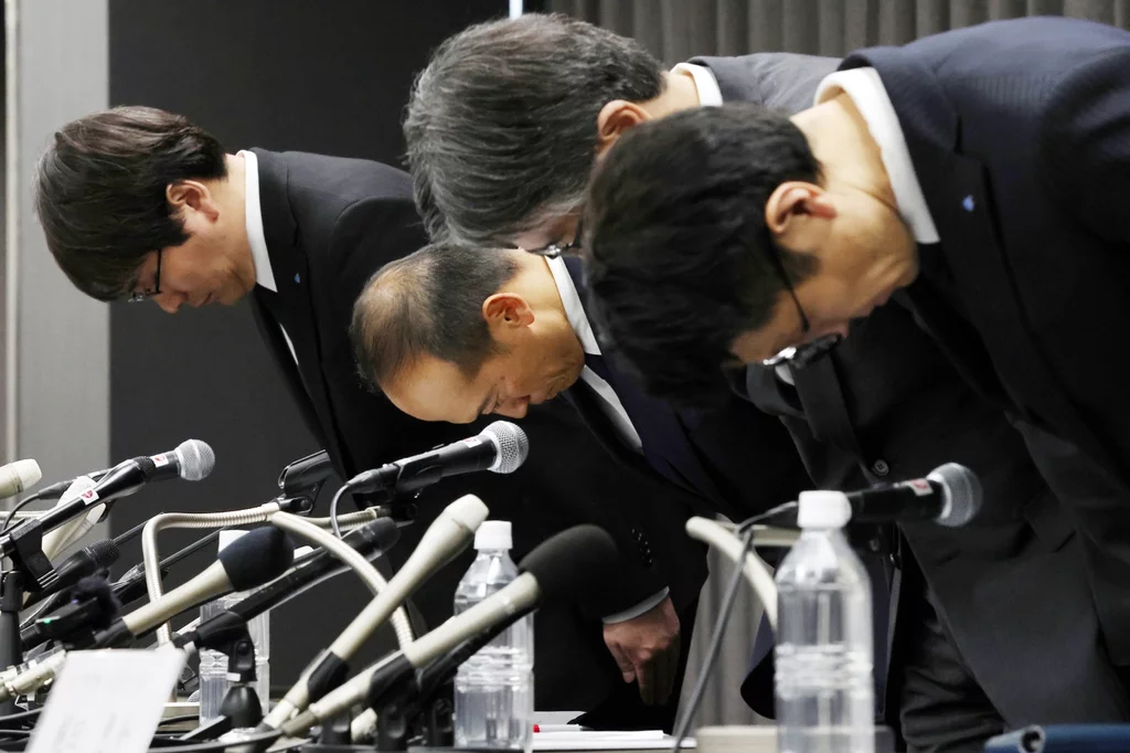 El presidente de Kobayashi Pharmaceutical, Akihiro Kobayashi, y funcionarios durante la rueda de prensa en Osaka. Foto: EFE.