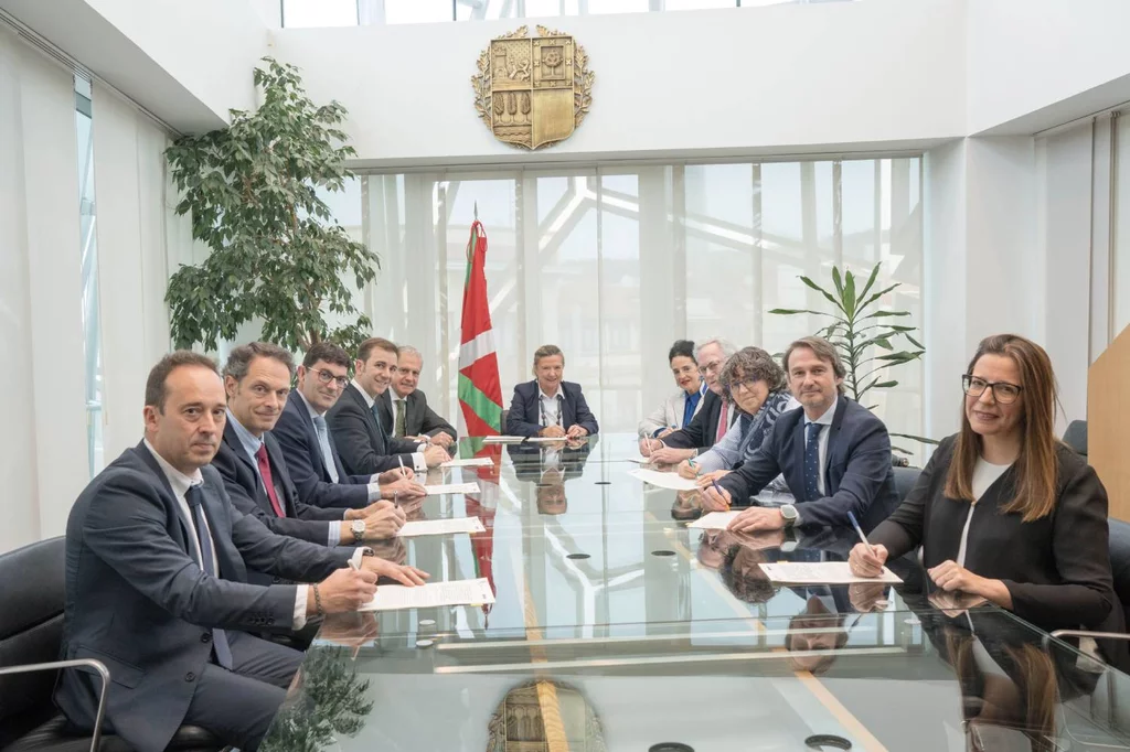 Los firmantes del convenio para afrontar los desabastecimientos en País Vasco. Foto: GOBIERNO VASCO