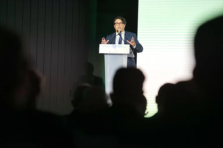 José María Vergeles, consejero de Sanidad de Extremadura, durante su discurso en la entrega de premios E-nnova Health 2022. Foto: LUIS CAMACHO, MAURICIO SKRYCKY Y ÁNGEL NAVARRETE