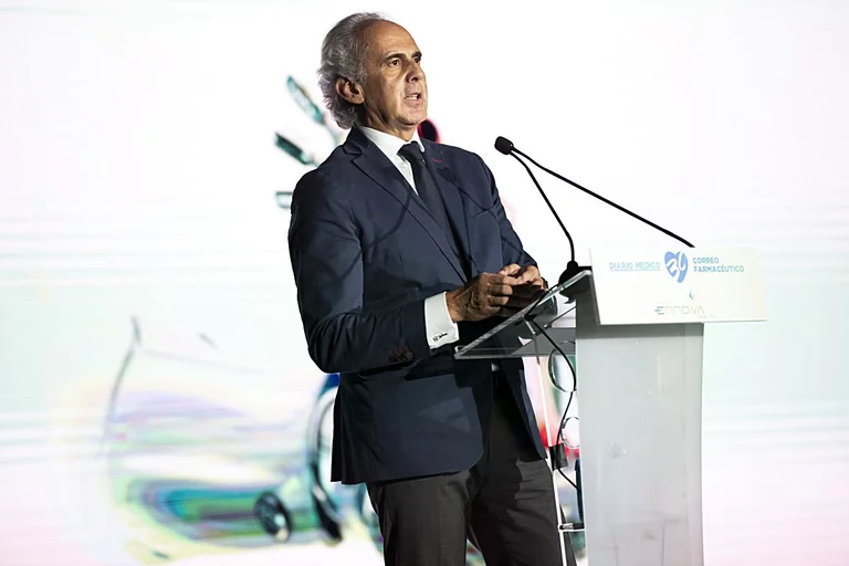 Enrique Ruiz Escudero, consejero de Sanidad de la Comunidad de Madrid, durante su discurso en la entrega de premios E-nnova Health 2022. Foto: LUIS CAMACHO, MAURICIO SKRYCKY Y ÁNGEL NAVARRETE