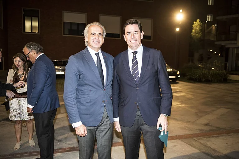 Enrique Ruiz Escudero, consejero de Sanidad de la Comunidad de Madrid, y Manuel Martínez del Peral, presidente del COF de Madrid. Foto: LUIS CAMACHO, MAURICIO SKRYCKY Y ÁNGEL NAVARRETE