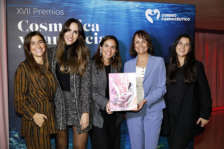 Alejandra Laviña, Lidia Gil, Esther Durán, Mª Luz García Toro, y Raquel Escarza, de Arkopharma. Foto: SERGIO ENRÍQUEZ