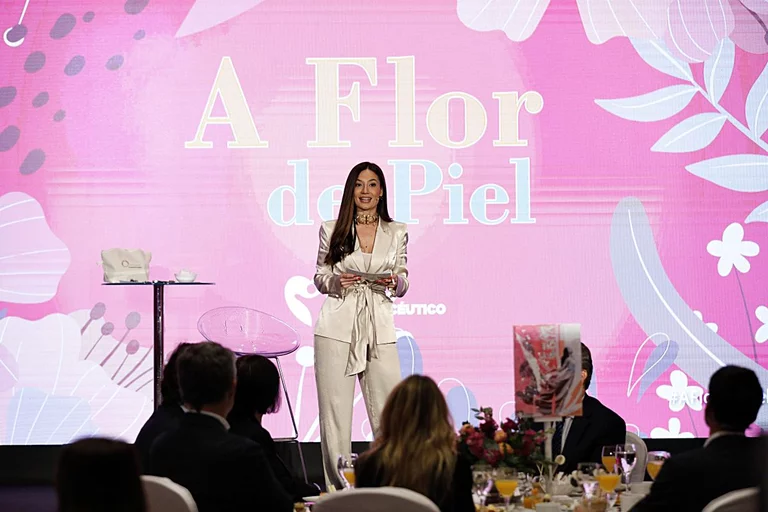 La presentadora de televisión Elisa Cardenal fue una de las conductoras del programa 'A flor de Piel' y de la entrega de los Premios Cosmética y Farmacia. Foto: SERGIO ENRÍQUEZ.