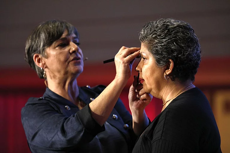 La maquilladora Charo Sánchez, dibujar una ceja en el rostro de Adriana Ranguel, paciente con cáncer, en el taller 'A flor de Piel', impartido por la Fundación Stanpa. Foto: SERGIO ENRÍQUEZ