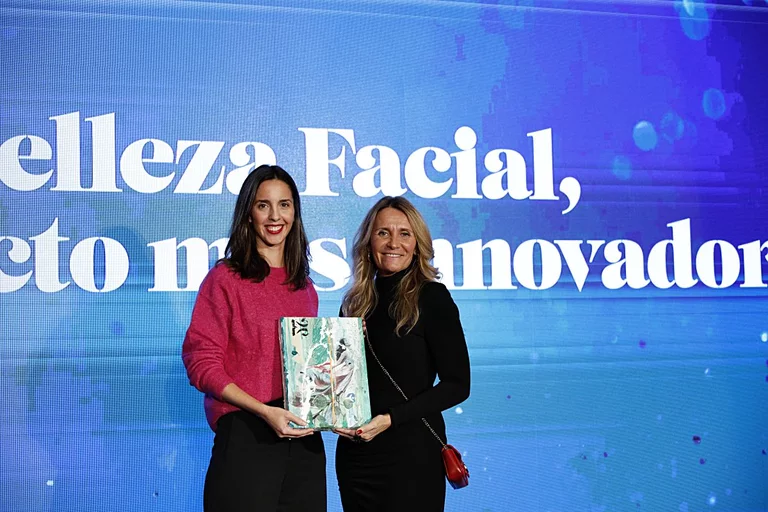 Producto más innovador en belleza facial: Natasha Nameth, Product Manager de Lierac, y Rosario Serrano, directora de Negocio del Área de Salud de Unidad Editorial. Foto: SERGIO ENRIQUEZ.