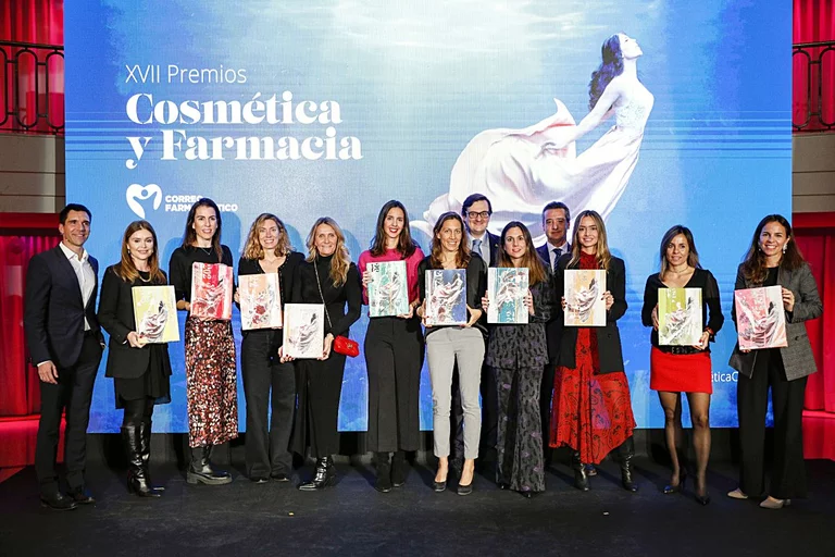 Foto de familia de los ganadores de la XVII edición de los Premios Cosmétia y Farmacia, de CF. Foto: SERGIO ENRÍQUEZ.