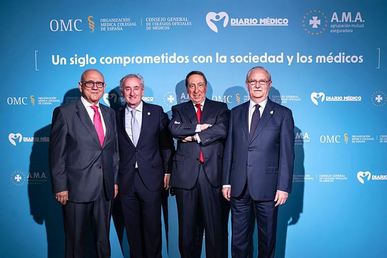 El presidente de la OMC, segundo por la izquierda, Tomás Cobo, flanqueado por los expresidentes del Cgcom Juan José Rodríiguez Sendín, Guillermo Sierra y Serafín Romero. FOTO: JOSÉ LUIS PINDADO