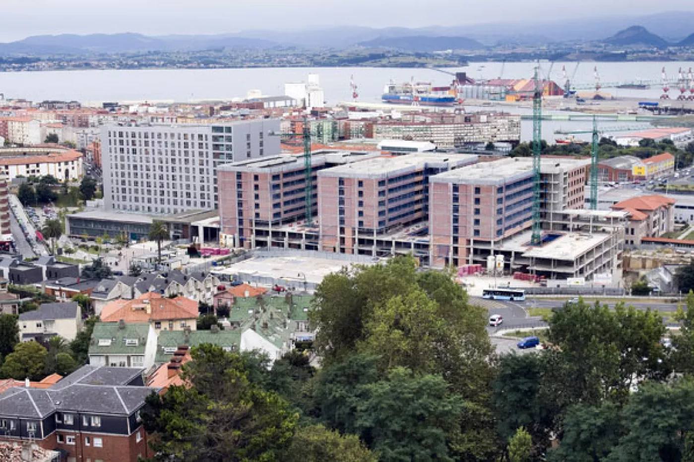 Vista del Hospital Universitario Marqués de Valdecilla, en Santander, durante las obras de ampliación en una foto de archivo.