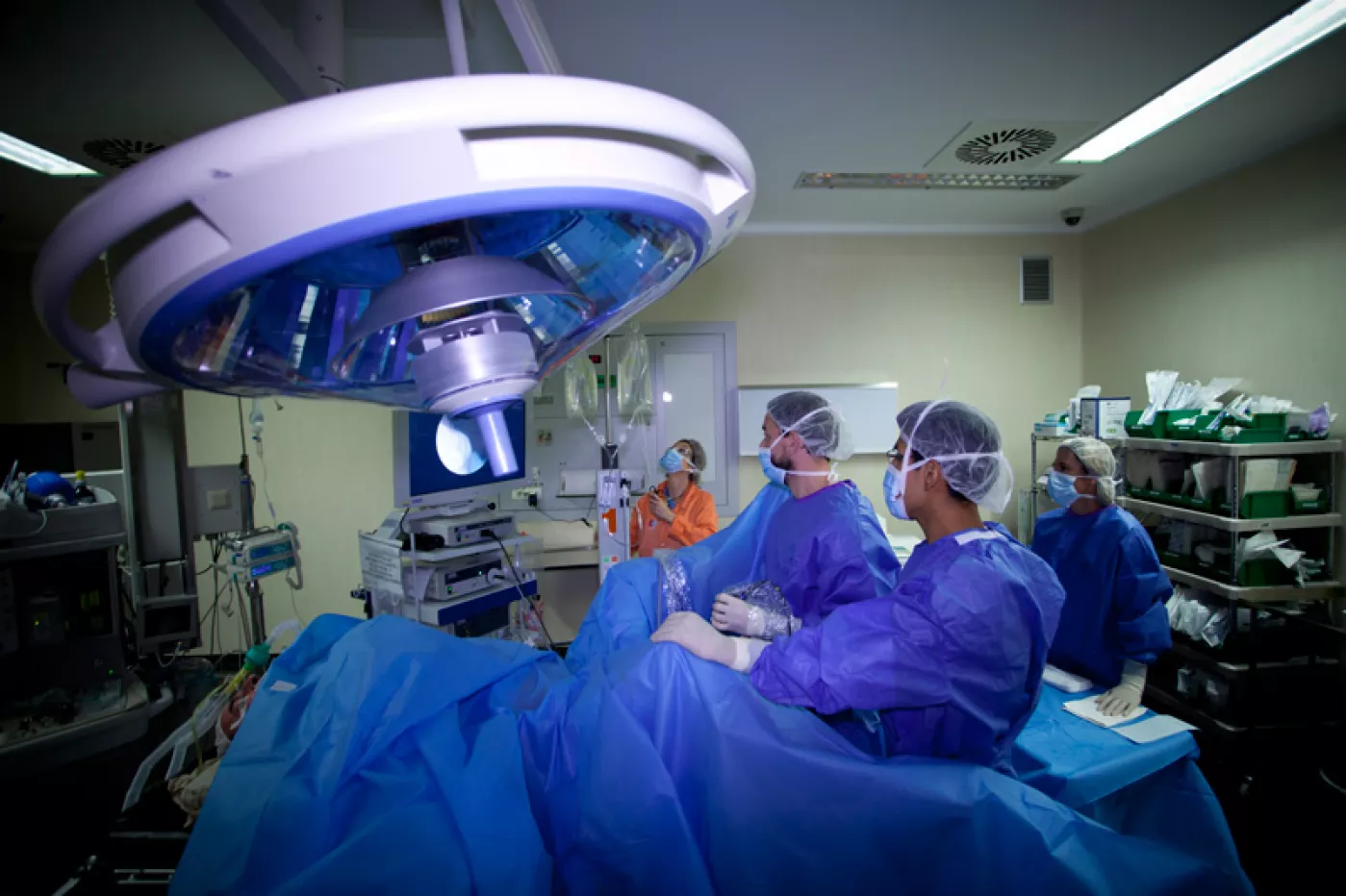 Cirugía en un hospital del Servicio Cántabro de Salud (SCS). FOTO: DM