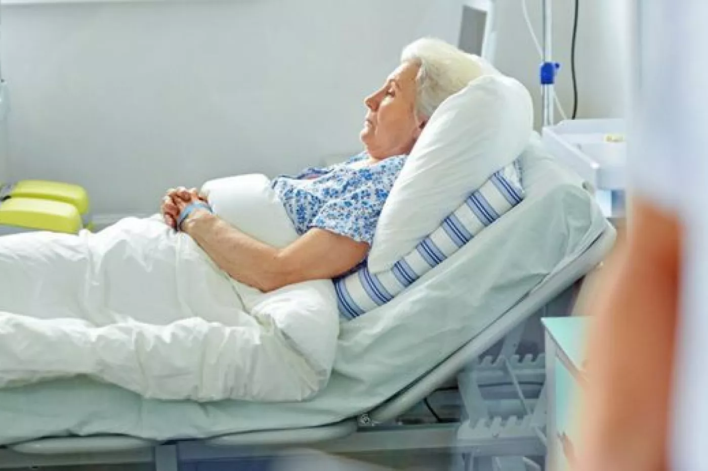 Mujer en la cama en el hospital
