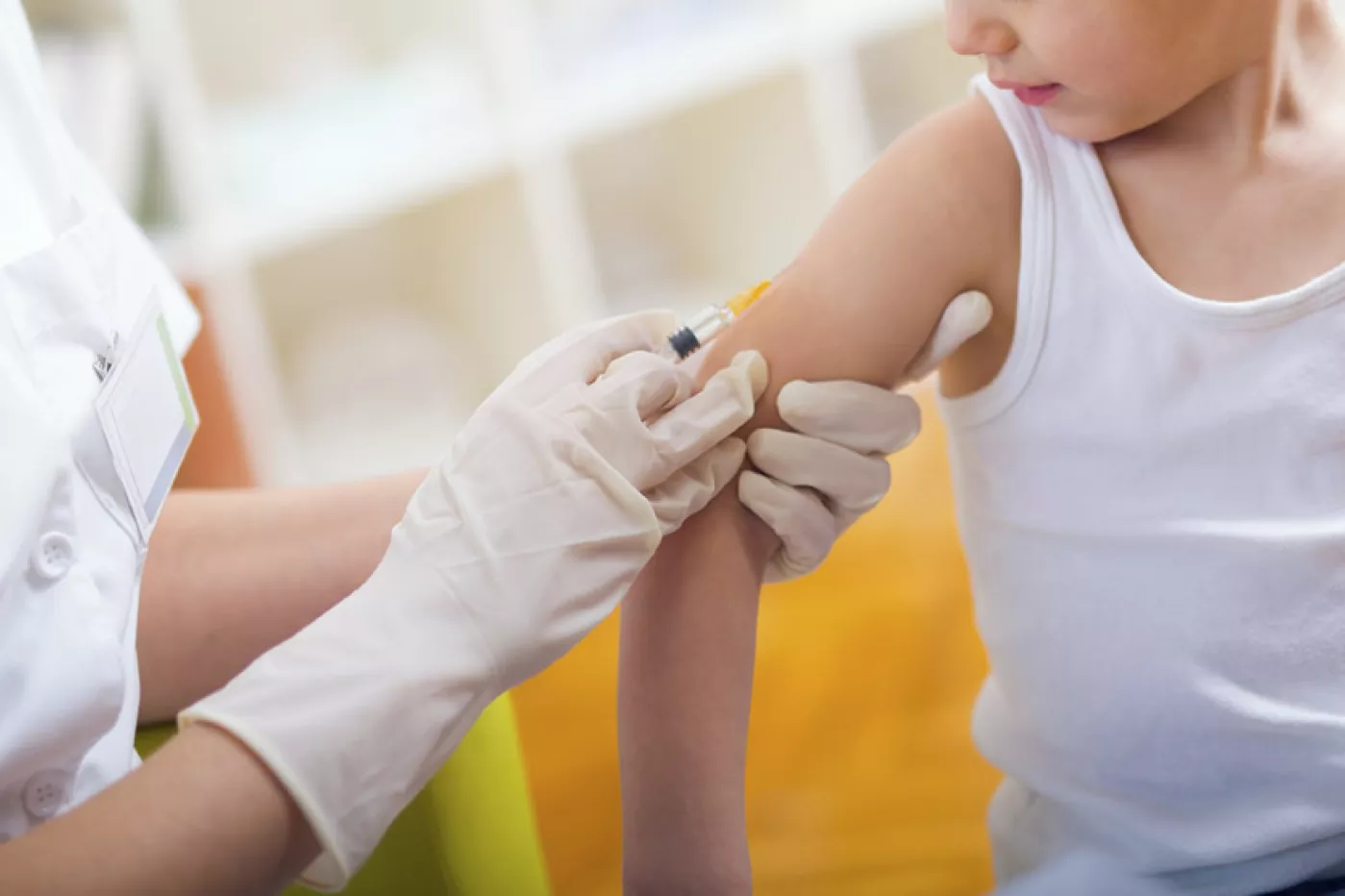 Sanitario vacunando a un niño.