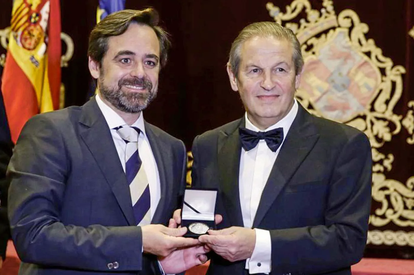 Manuel Romero, a la izquierda, recibe el galardón de manos de Alfredo Machín, presidente del Foro Europeo Cum Laude.