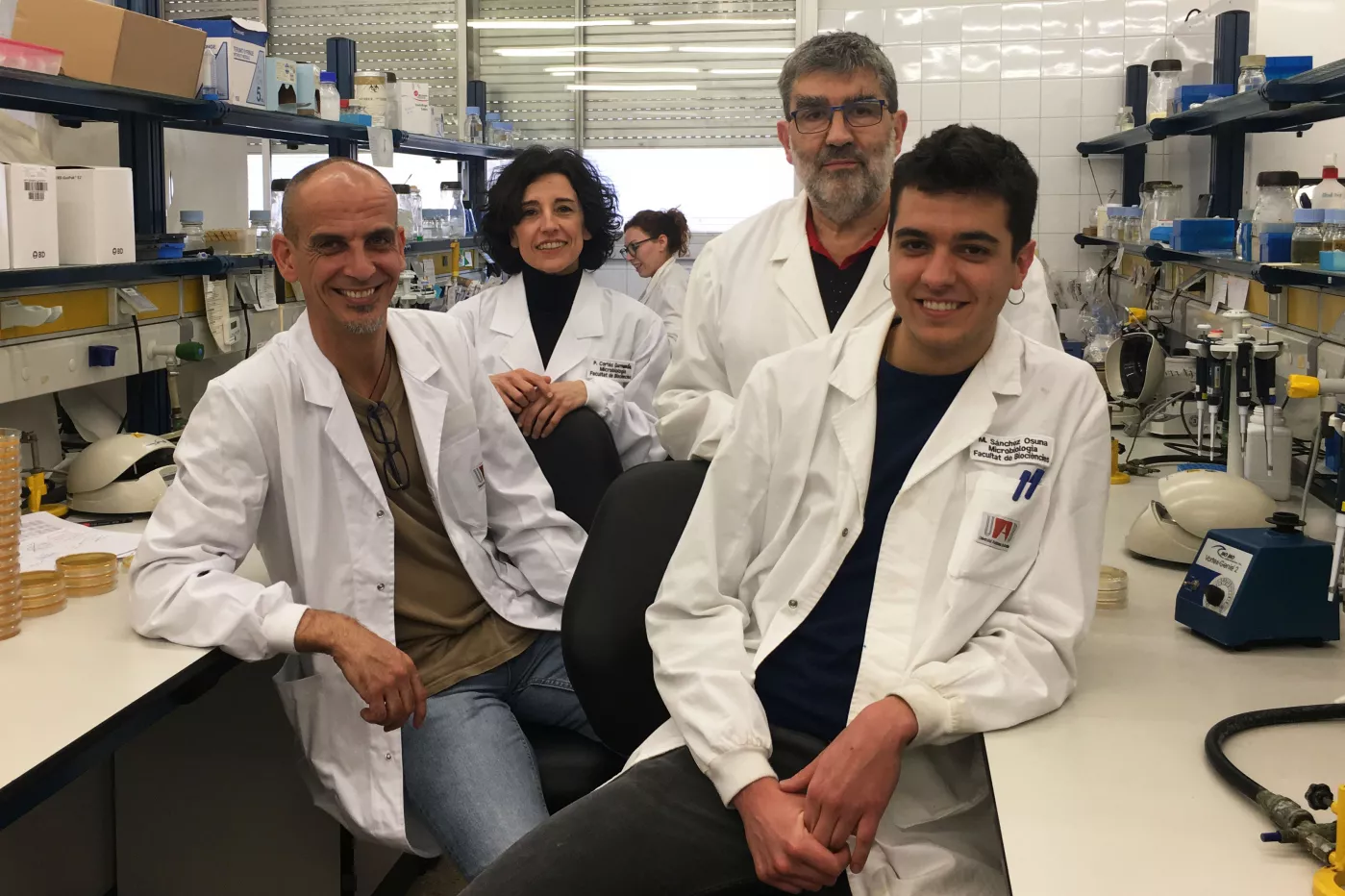 El equipo de investigadores que ha realizado el estudio: Ivan Erill, Pilar Cortés, Jordi Barbé y Miquel Sánchez-Osuna.