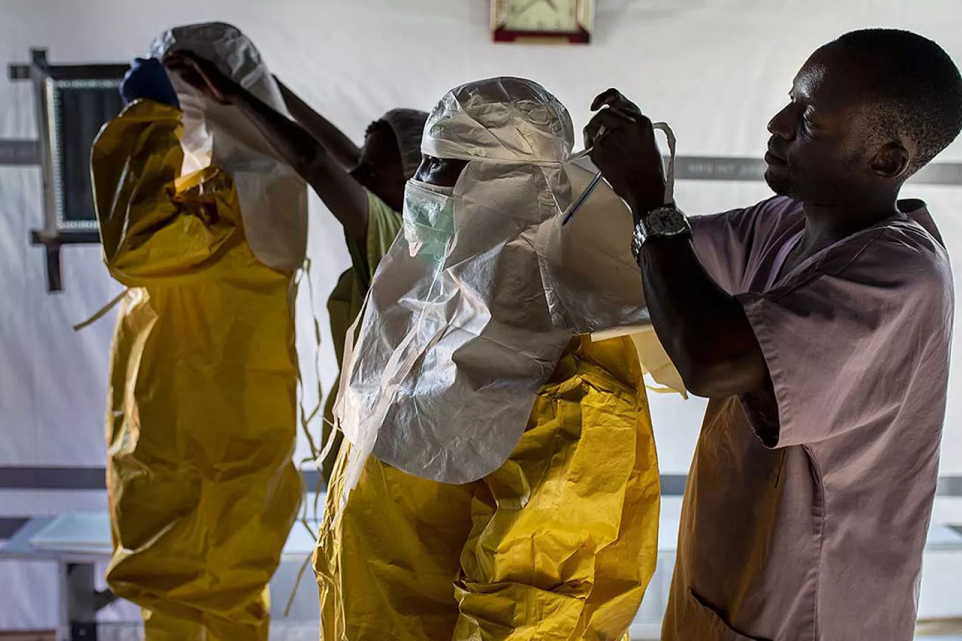 Personal sanitario de Médicos Sin Fronteras se coloca el equipo de protección personal (EPP) frente al Ébola en el Centro de Tránsito de Ébola en Buni, RDC.