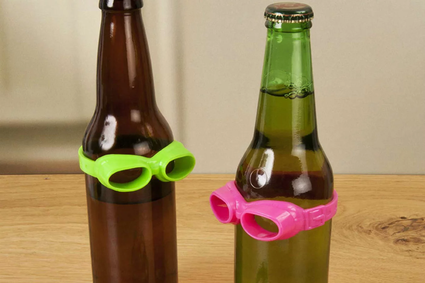 Dos botellas de cerveza con gafas de nadar. 