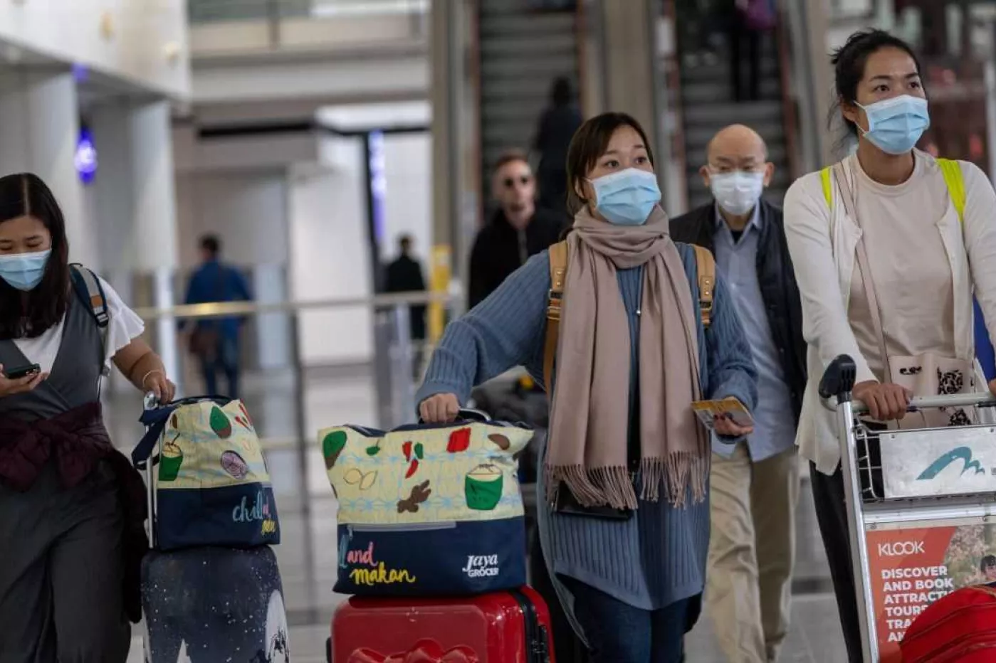 Viajeros con mascarilla para evitar contagios por coronavirus chino, en el aeropuerto Hong Kong. Foto: EFE/EPA/JEROME FAVRE