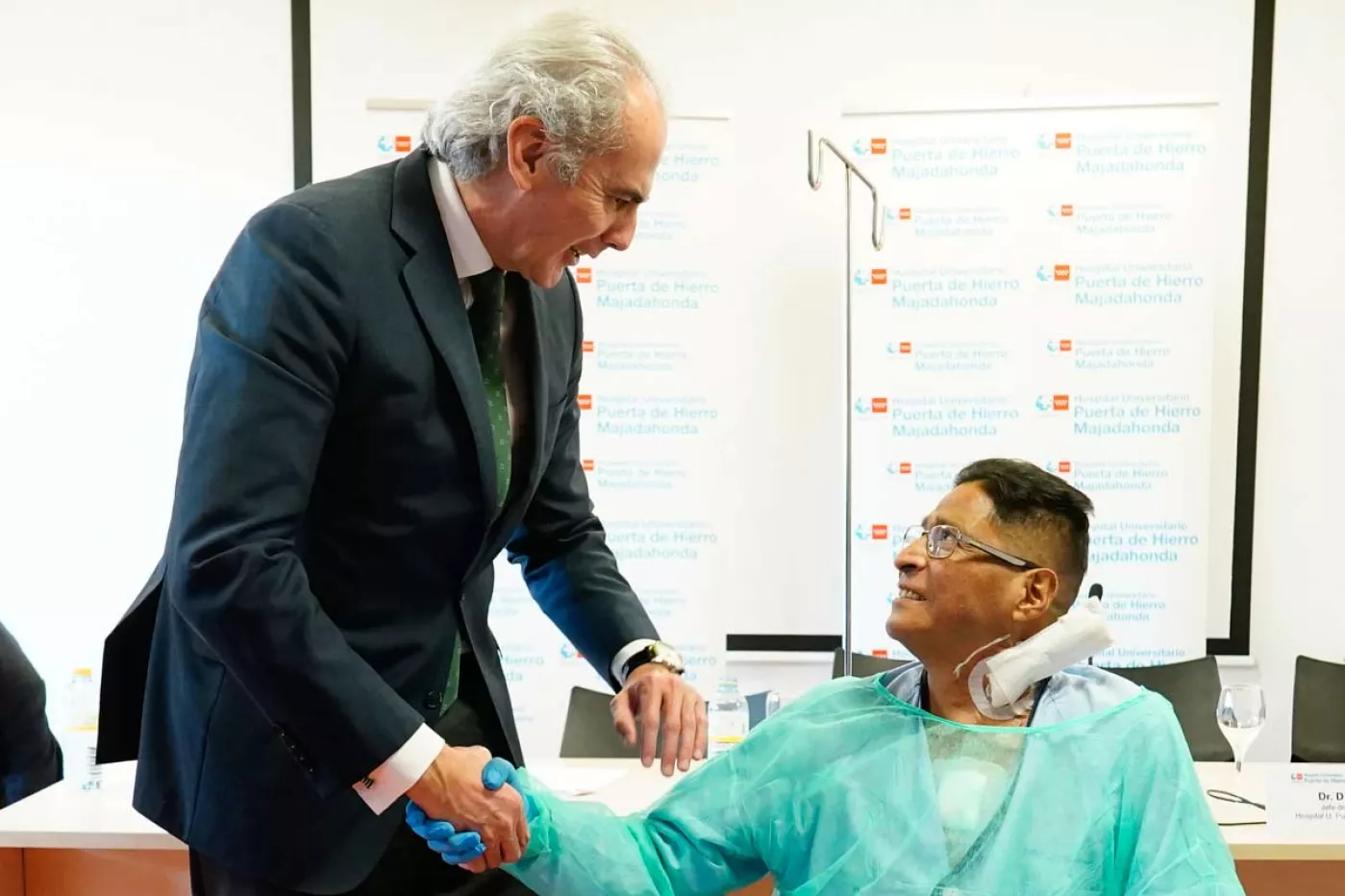 Enrique Ruiz Escudero, consejero de Sanidad de Madrid, saludando al paciente.