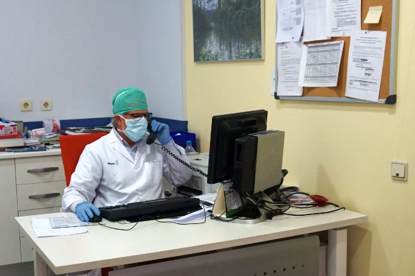 Profesional de un centro de salud de Castilla-La Mancha haciendo una consulta telefónica (Sescam)