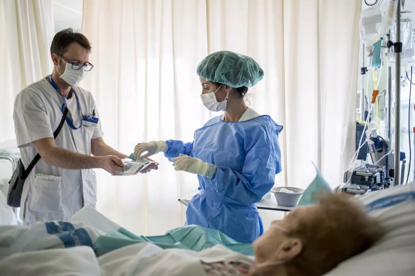 Paciente ingresada por Covid-19 con un médico y una enfermera.