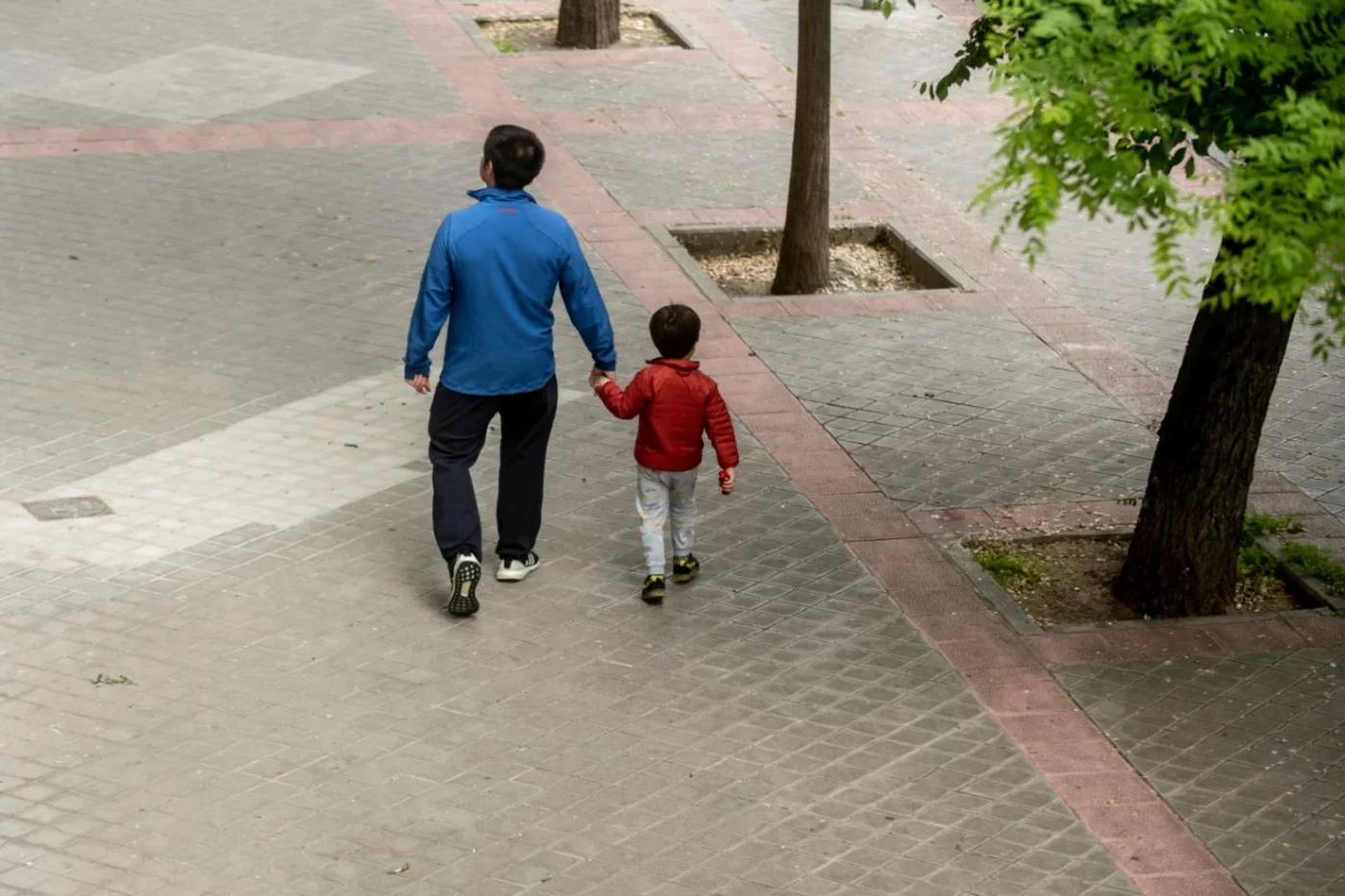 Una instantánea del primer día que se permitió el paseo de los niños como medida de desconfinamiento (José Luis Pindado)