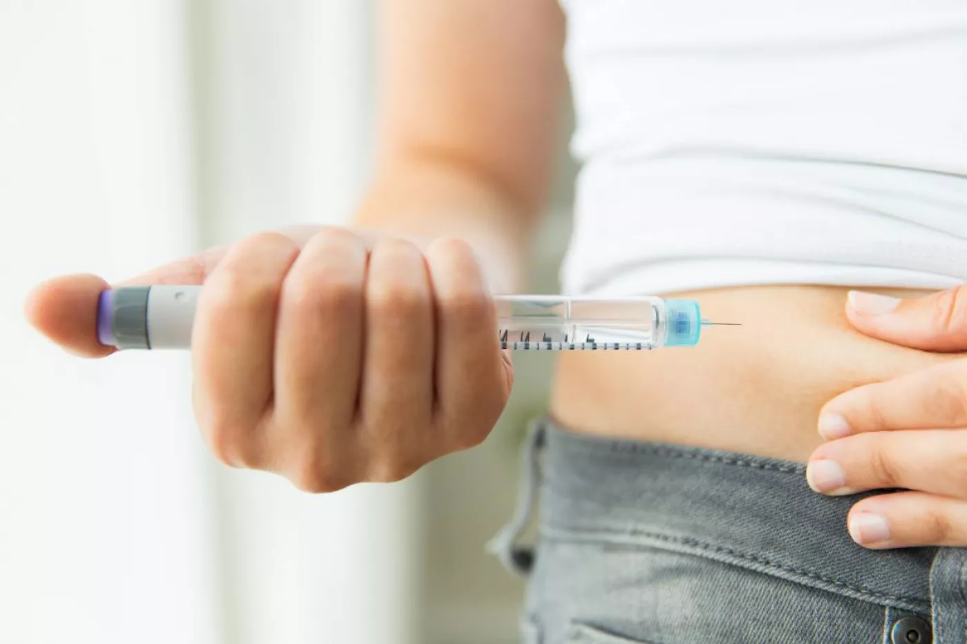 Un paciente se administra insulina por vía intradérmica. 