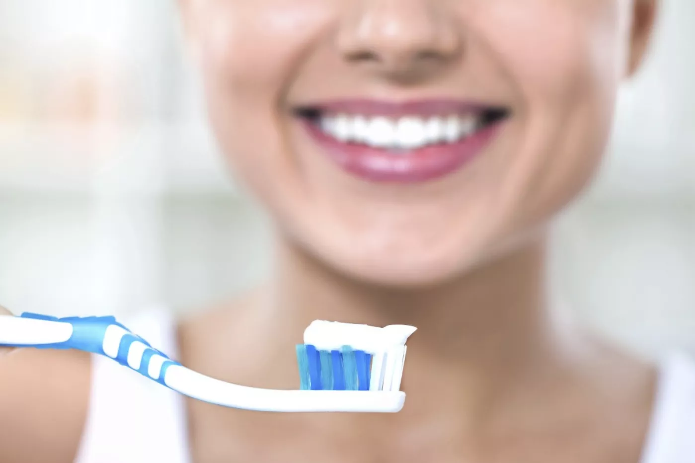 Es recomendable lavarse los dientes tres veces al día y emplear dos minutos en cada cepillado.