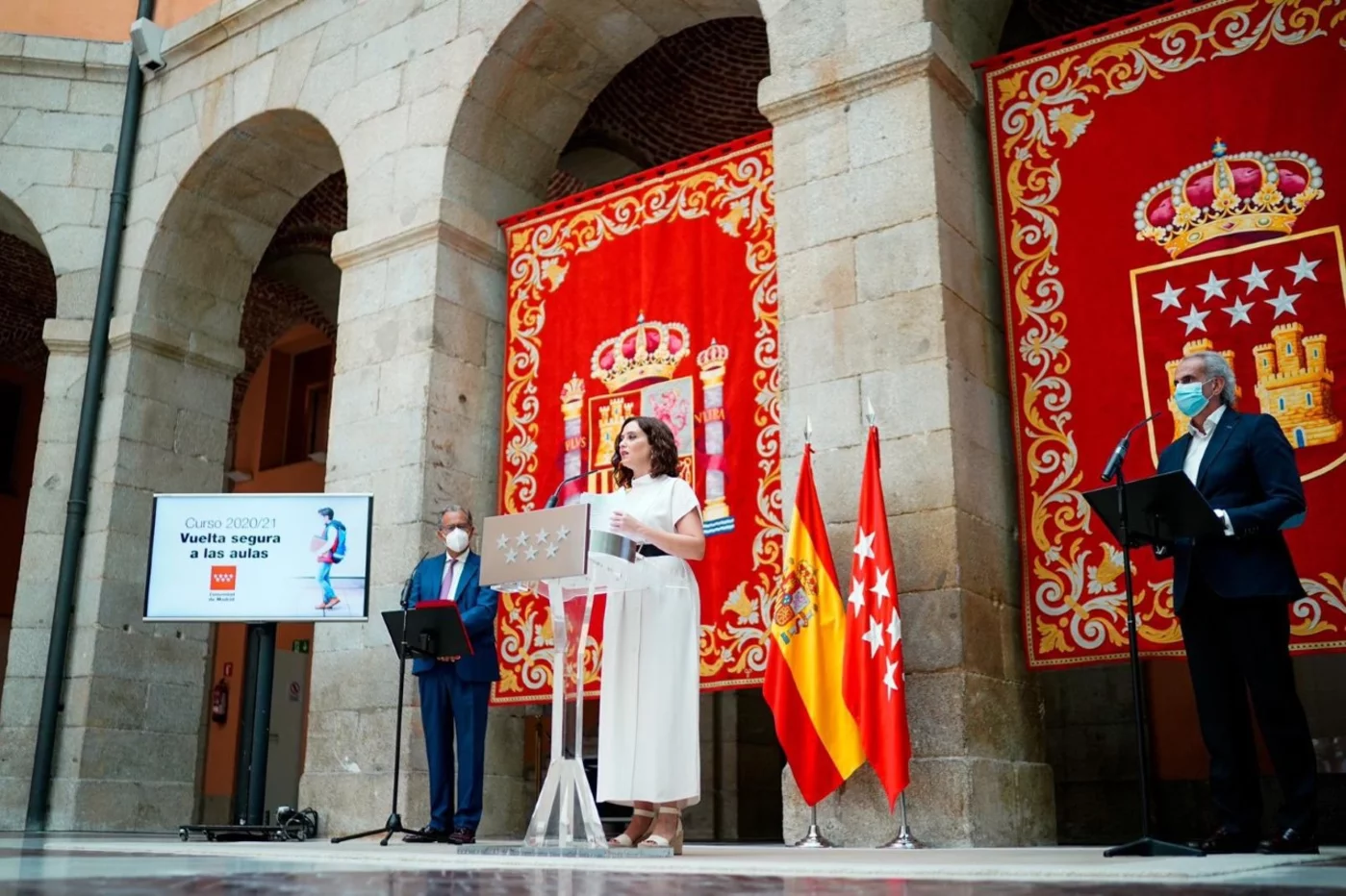 La presidenta de la Comunidad de Madrid, Isabel Díaz Ayuso, junto a los consejeros de Sanidad y Educación, en la presentación de las novedades para el curso escolar 2020/21
