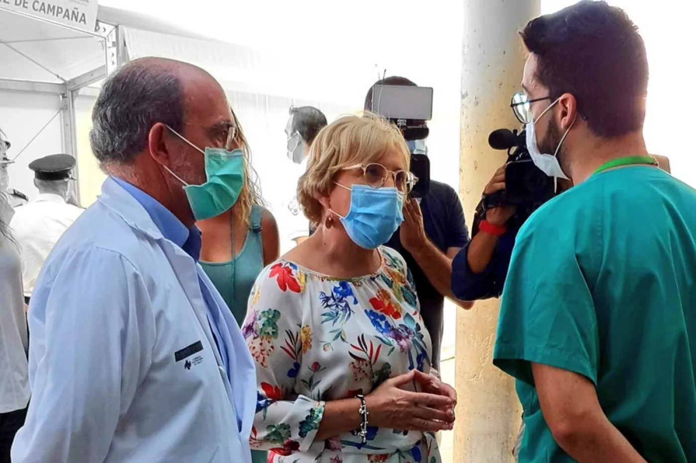 Un portavoz del Comité de Huelga MIR de la Comunidad Valenciana hablando en un encuentro informal con la consejera de Sanidad, Ana Barceló, durante una visita de ésta al Hospital de Alicante (Fotos: Huelga MIR CV) 