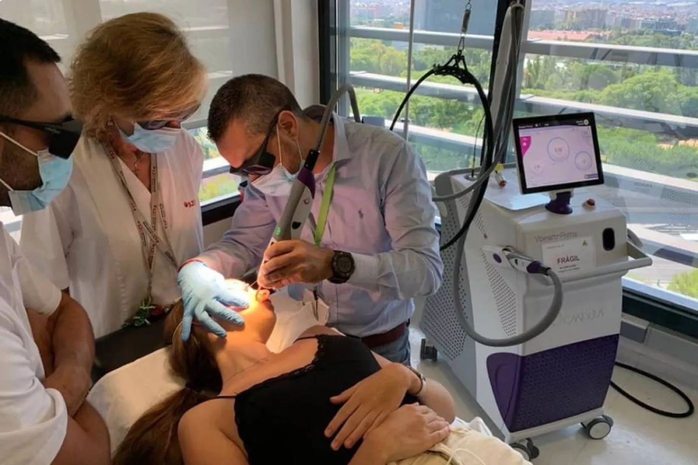 El equipo del Servicio de Dermatología del Hospital San Juan de Dios, de Barcelona, tratando a una paciente con el innovador láser.