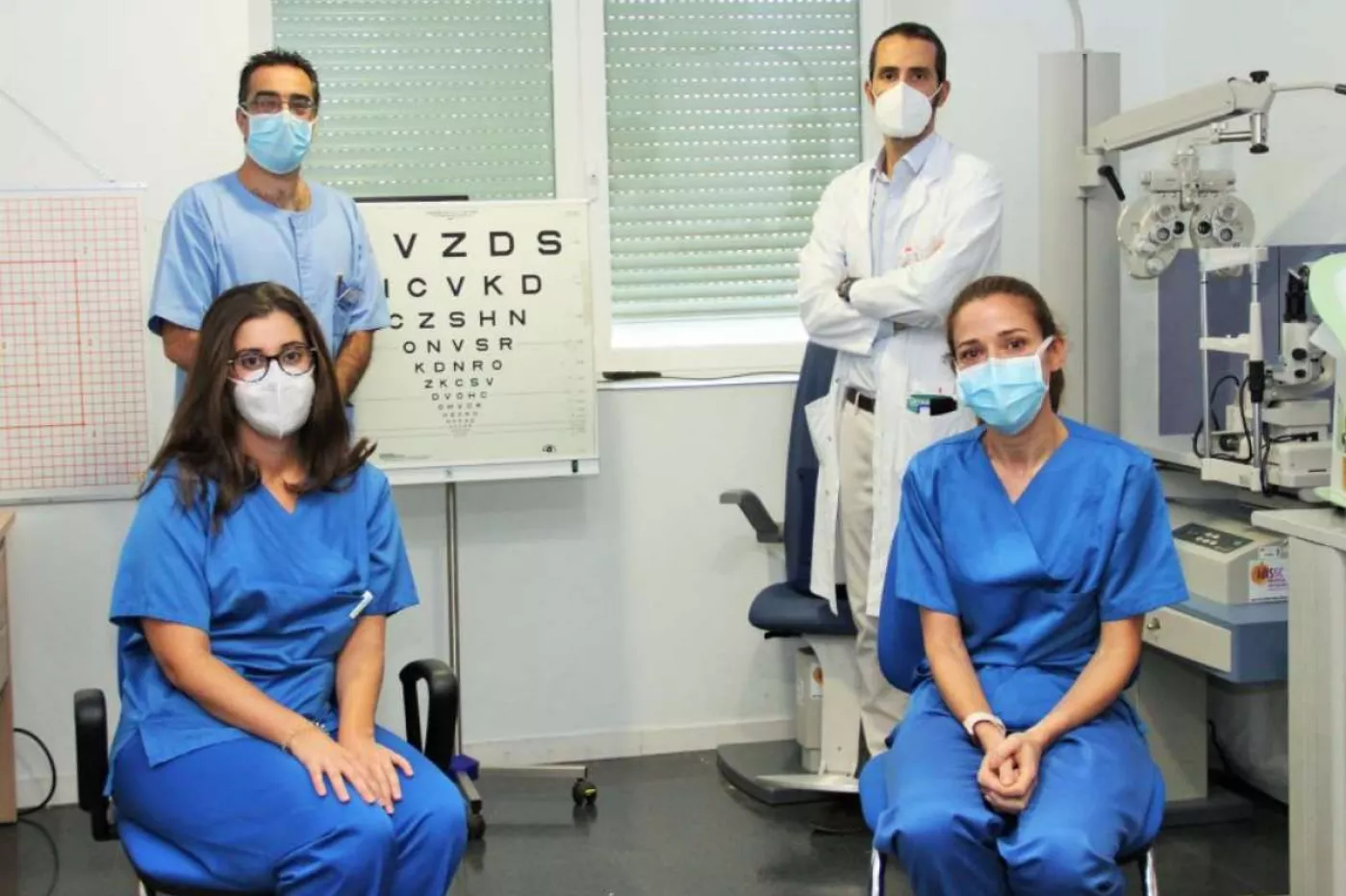 Julián García Feijoó, arriba a la izquierda, junto a Pedro Arriola, arriba a la derecha, con otros mimebros del equipo de Oftalmología del Hospital Clínico de Madrid.