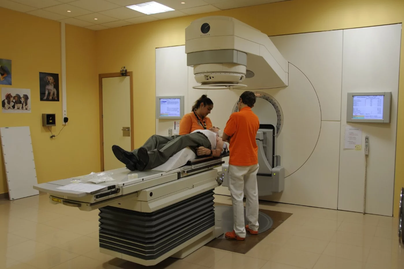 En los servicios de medicina nuclear, de radioterapia y de radiodiagnóstico interviene personal sanitario de enfermería.