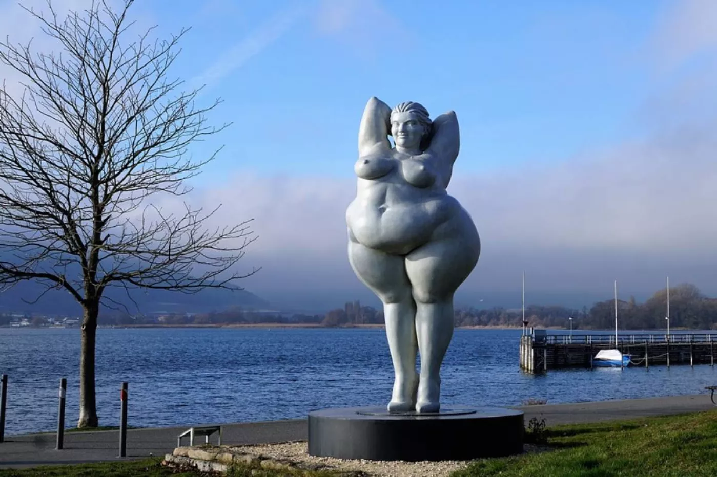 Estatua de mujer gorda junto al lago de Constanza.
