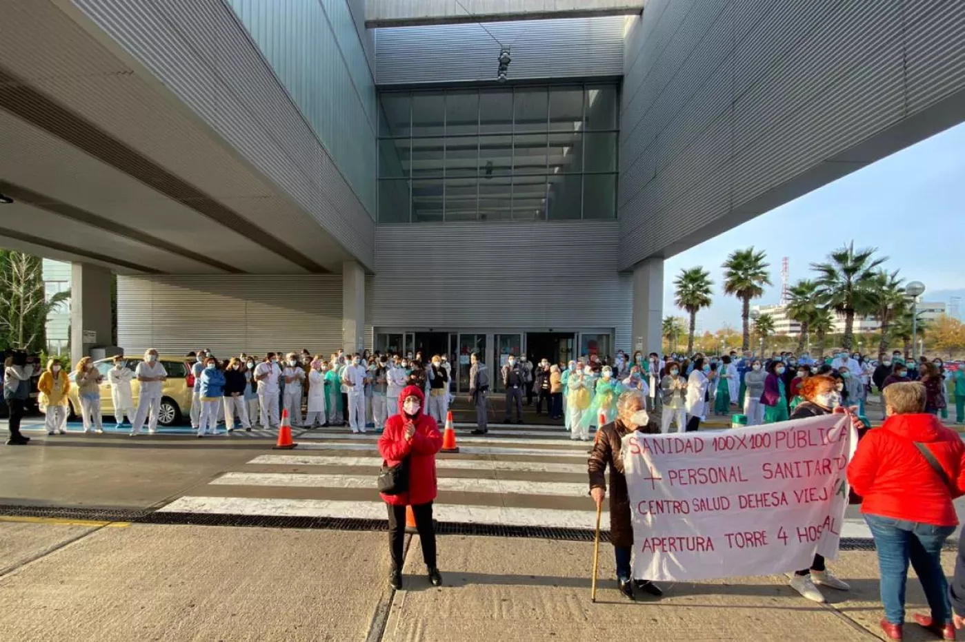 Protesta sindical reclamando la apertura de otra sala de UCI y la Torre 4 del Hospital Universitario Infanta Sofía (Amtys)