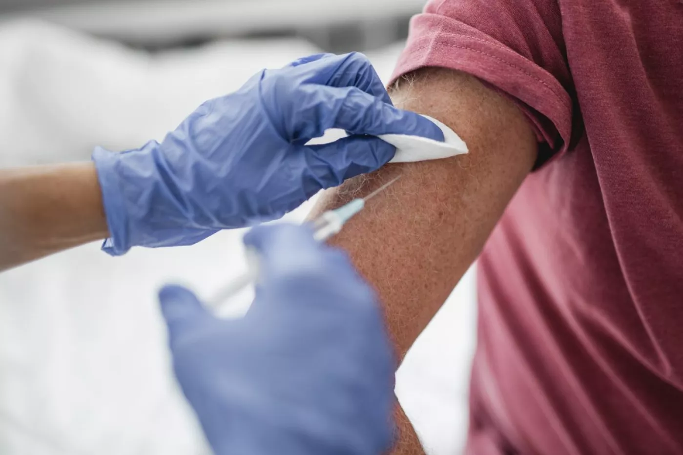 Los datos de la fase III de pruebas clínicas de la vacuna se han obtenido en un grupo de 43.661 voluntarios.