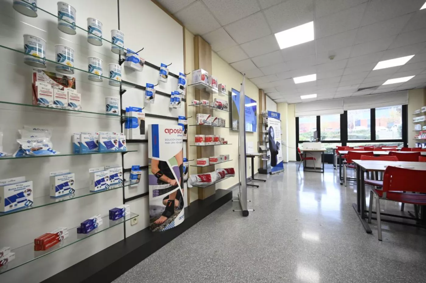 Aula de farmacia creada en la UAX, con el apoyo de Cofares.