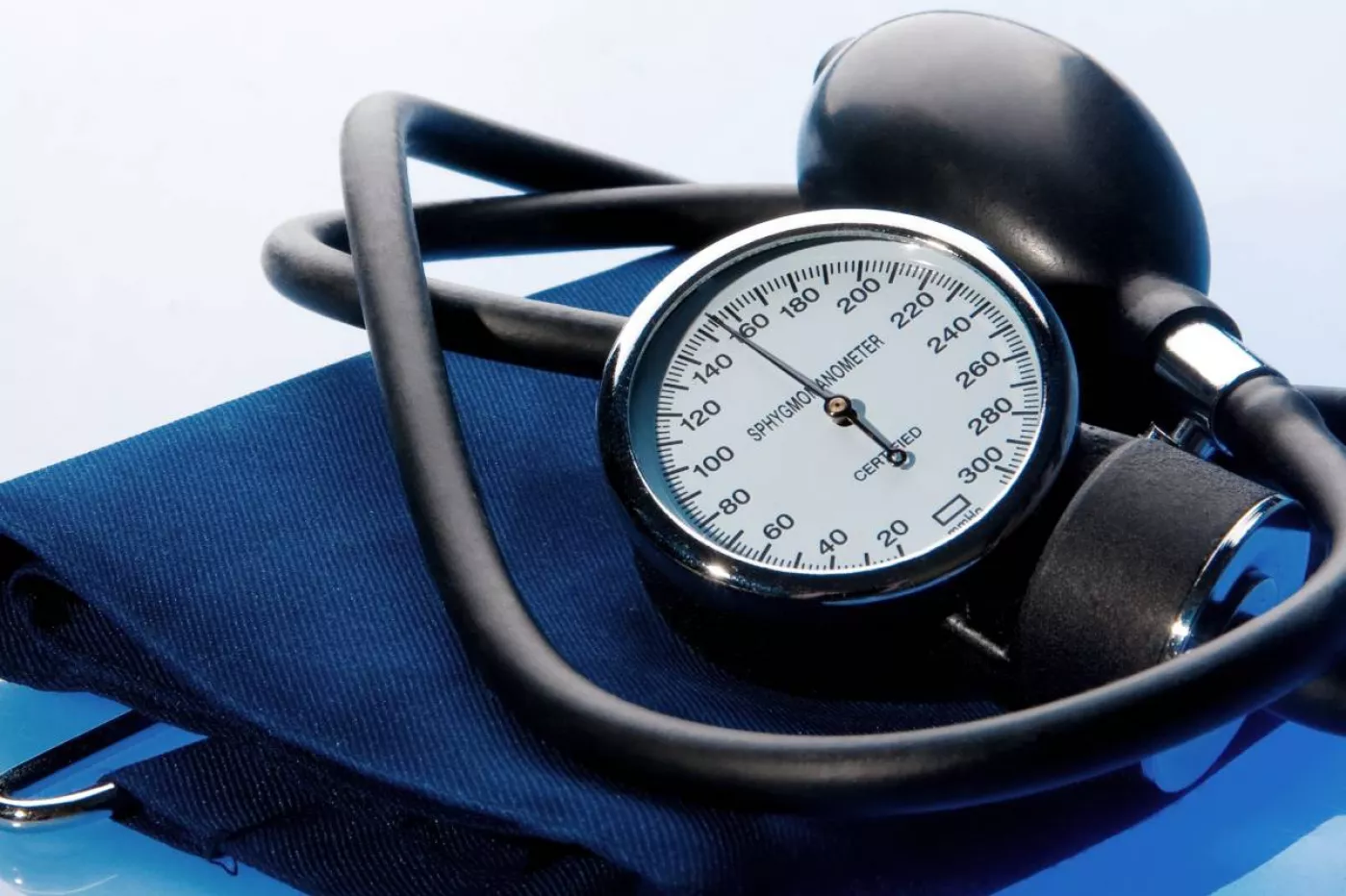 La 'Guía para el abordaje de la hipertensión arterial desde la farmacia comunitaria' lleva asociados un proceso de acreditación y una formación.