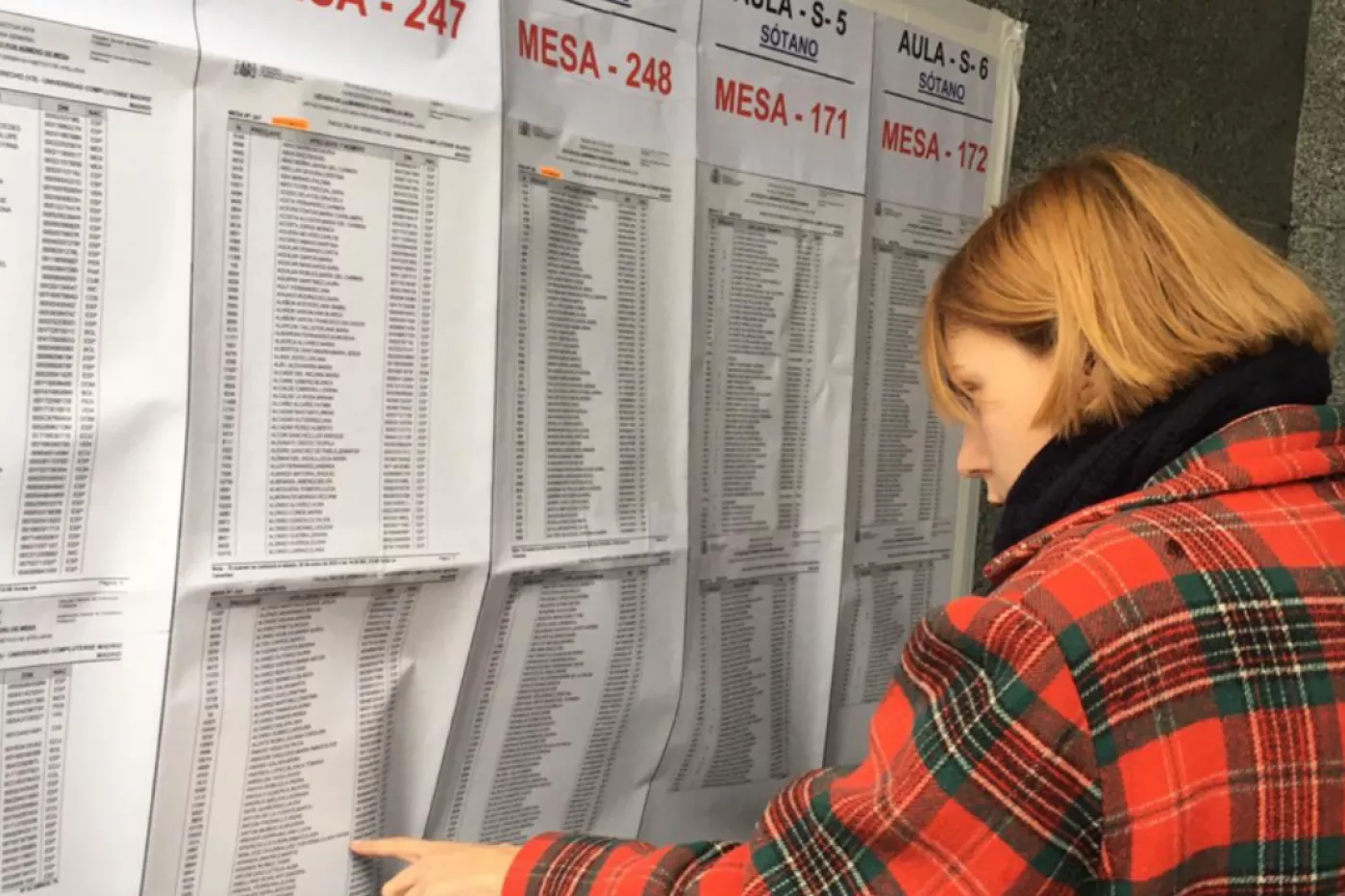 Una estudiante consulta las listas para hacer el examen EIR 2020
