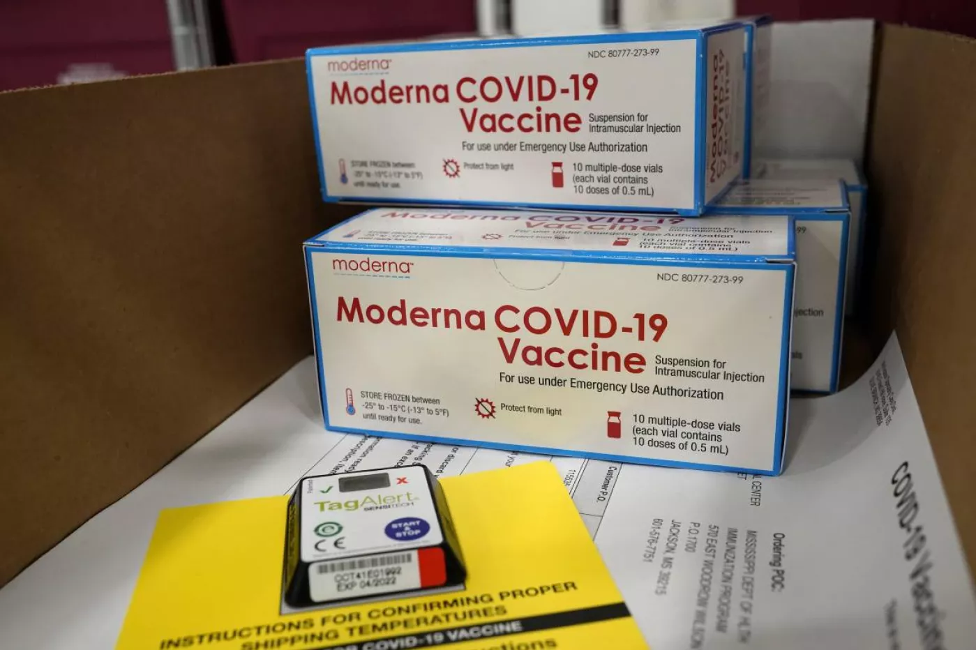 Cajas con la vacuna de Moderna frente a la covid-19, preparadas para ser enviadas al centro de distribución de McKesson en Olive Branch, Mississippi, en Estados Unidos, tras su aprobación por la FDA (EFE).