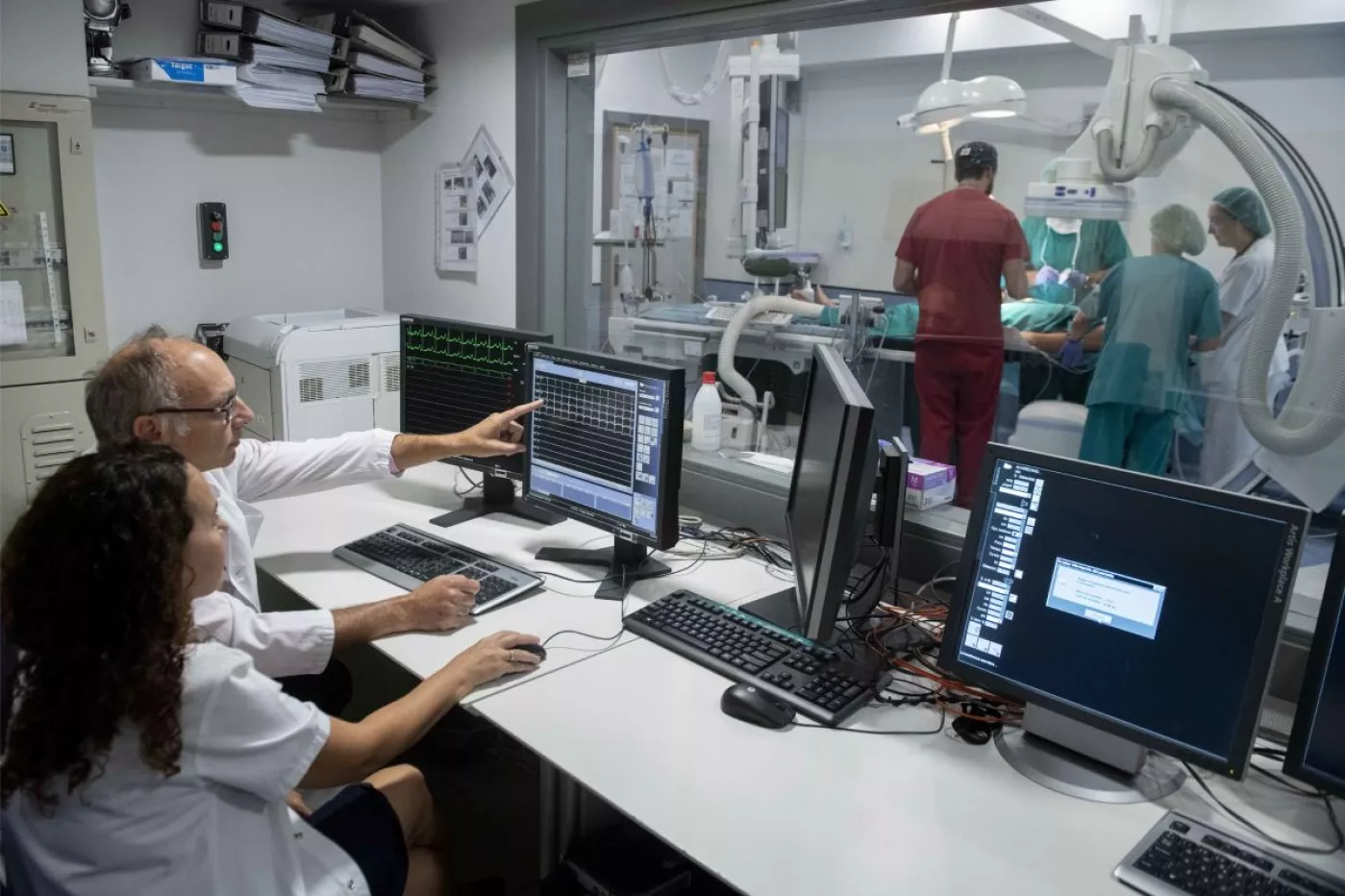 Cardiólogos del Hospital La Paz, de Madrid, revisan a un niño cardiópata. 