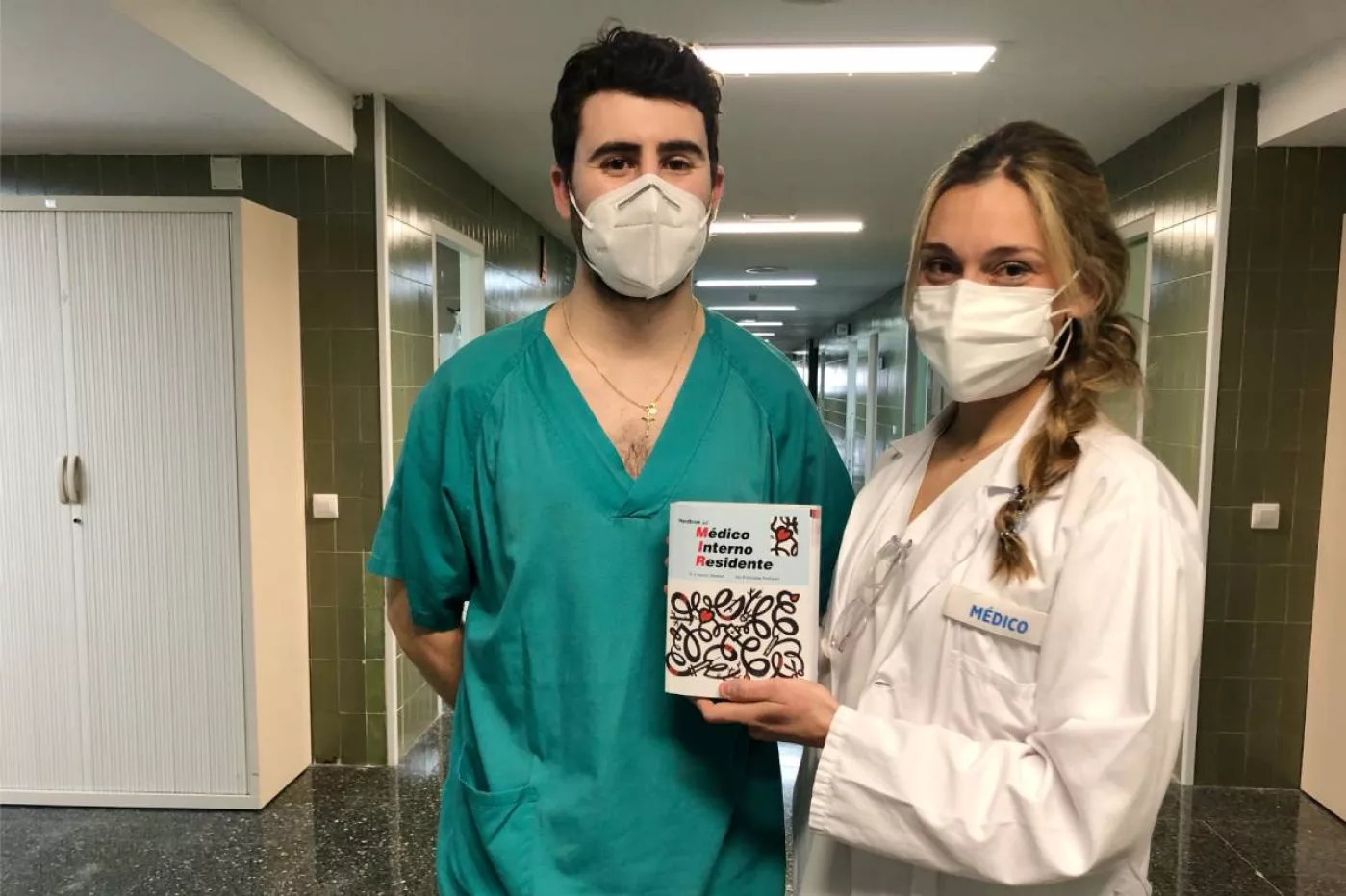 Carlos M. Asencio y Paloma González, con un ejemplar del 'Handbook para el Médico Interno Residente" (Foto: Hospital Universitario Doctor Peset)