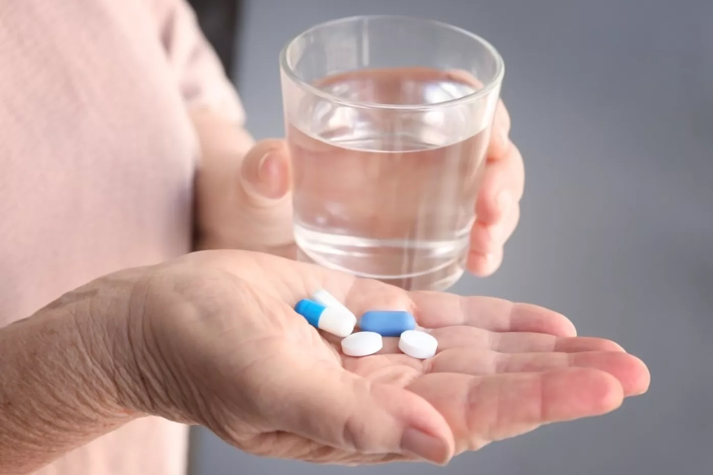 La conciliación de la medicación busca identificar fallos y discrepancias en la combinación de medicamentos, así como en la dosis, la vía de administración o la finalidad terapéutica.