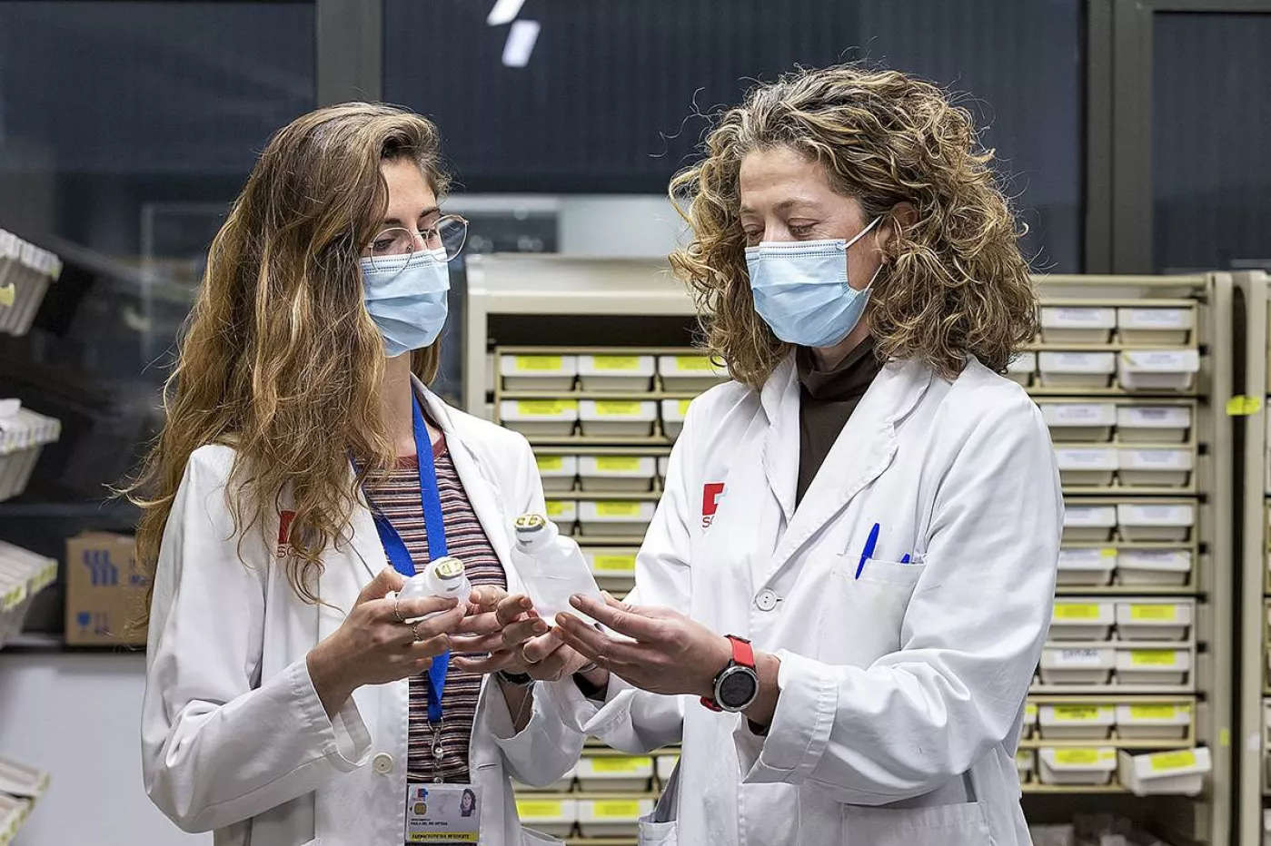 Paula del Río (R3 de Farmacia Hospitalaria) y Teresa Giménez (tutora). La pandemia impactó en el proceso de formación de los futuros especialistas. (Roberto Ruiz)